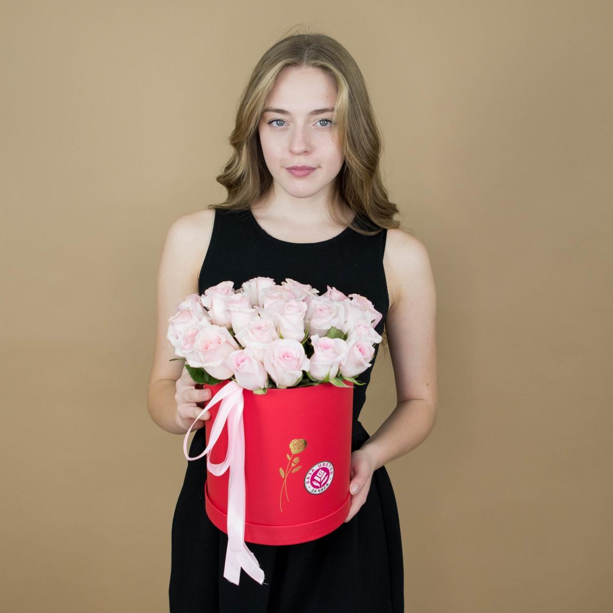 Розы розовые в шляпной коробке артикул букета  240srt