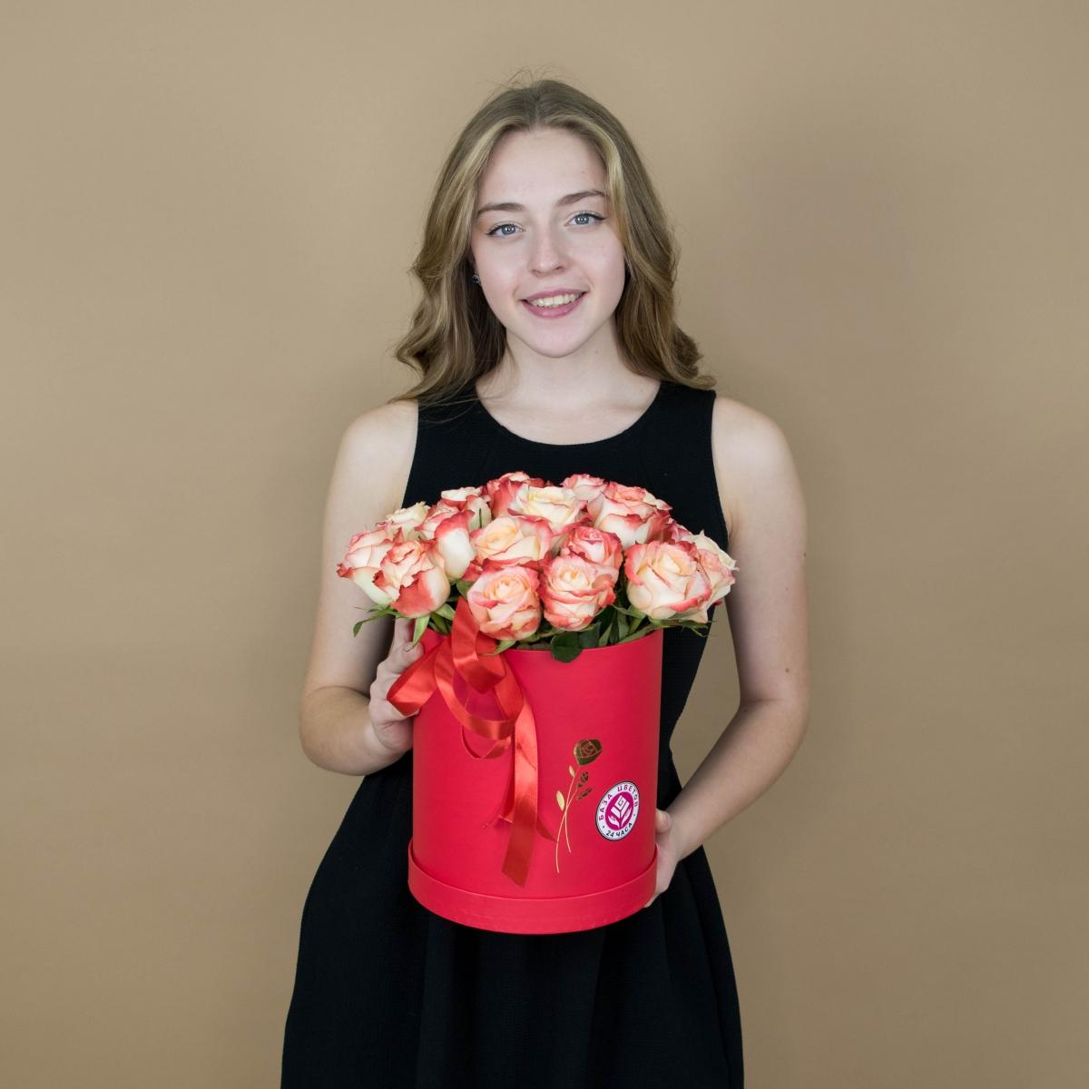 Розы красно-белые в шляпной коробке [артикул букета: 520sr]